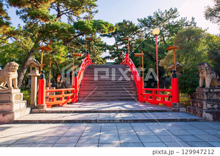 Iconic Drum bridge or Sori Bashi of Sumiyoshi Grand Taisha Shrine, Osaka 129947212