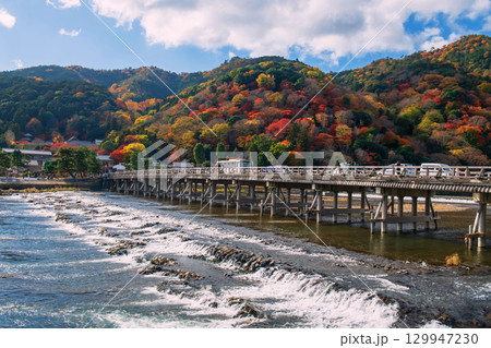 Togetsukyo bridge with colorful autumn leaf on mountain, Arashiyama 129947230