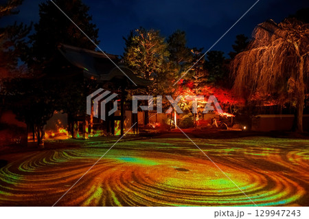 Kodai-ji temple light illumination show at dusk in autumn, Kyoto Kodai-ji temple light illumination show at dusk in autumn, Kyoto 129947243