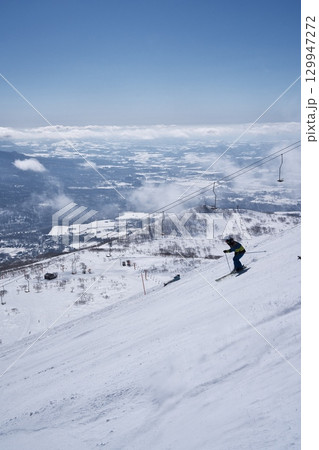 ニセコ東急 グラン・ヒラフのダイナミックコースを滑走するスキーヤー ニセコ東急 グラン・ヒラフのダイナミックコースを滑走するスキーヤー 129947272