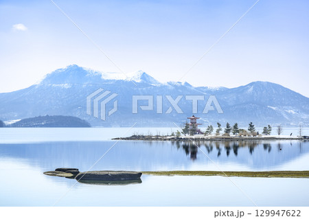 洞爺湖、浮見堂と有珠山　洞爺湖町 129947622