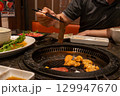 焼肉を食べる人 129947670