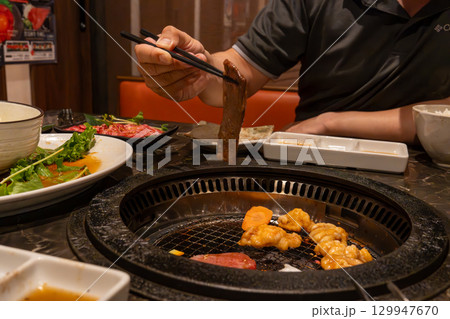 焼肉を食べる人 129947670