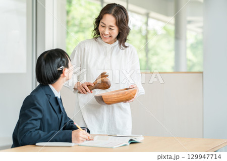 勉強をする制服姿の小学生・中学生・高校生とママ・母親 勉強をする制服姿の小学生・中学生・高校生とママ・母親 129947714