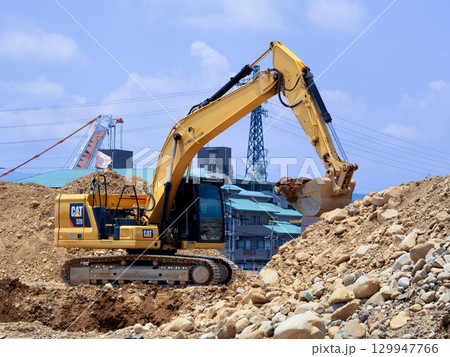 パワーショベルの作業 129947766