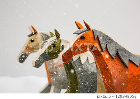 三頭の馬（午年・干支・年賀状素材） 129948058