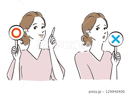 正解か不正解か札でジャッジする綺麗な女性 129948400