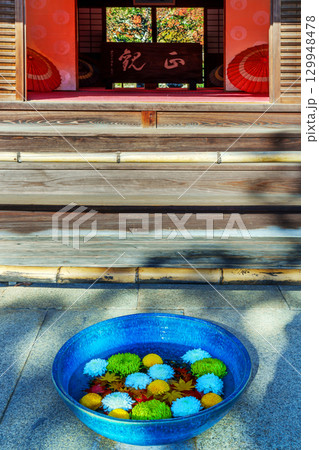 カラフルなお寺の蹲 カラフルなお寺の蹲 129948478