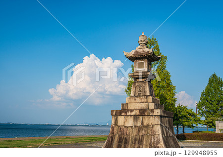 石場津の常夜燈　琵琶湖岸なぎさ公園　滋賀県大津市 129948955