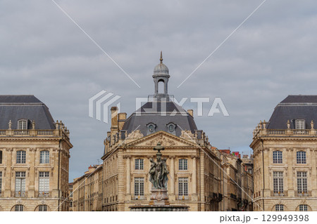 the city of Bordeaux at the garonne river in france 129949398