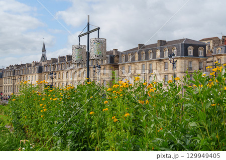 the city of Bordeaux at the garonne river in france 129949405