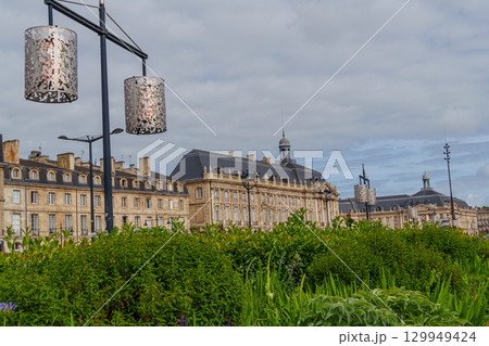 the city of Bordeaux at the garonne river in france the city of Bordeaux at the garonne river in france 129949424