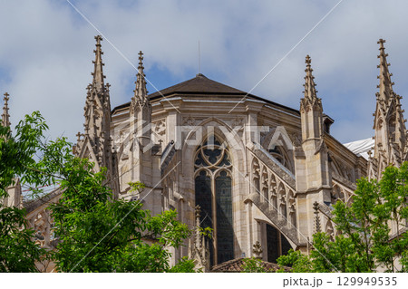 the city of Bordeaux at the garonne river in france 129949535