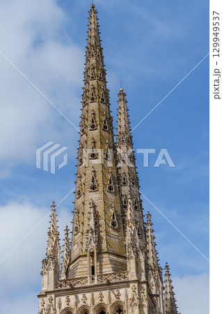 the city of Bordeaux at the garonne river in france 129949537