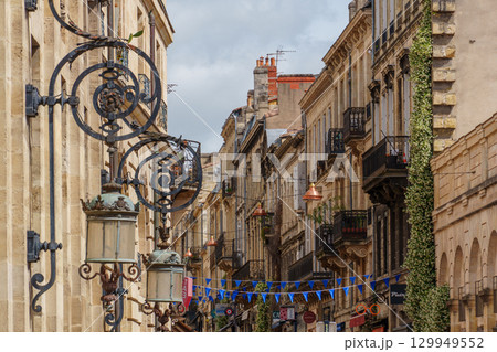 the city of Bordeaux at the garonne river in france 129949552