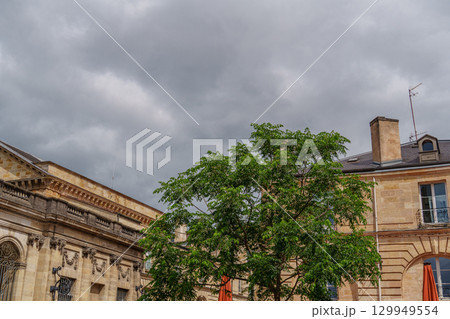 the city of Bordeaux at the garonne river in france 129949554