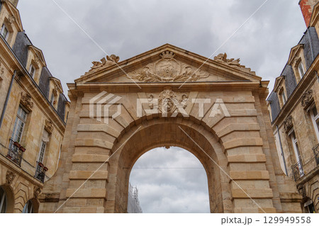 the city of Bordeaux at the garonne river in france 129949558
