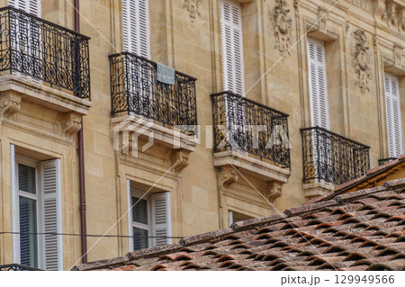 the city of Bordeaux at the garonne river in france 129949566