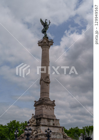 the city of Bordeaux at the garonne river in france 129949567