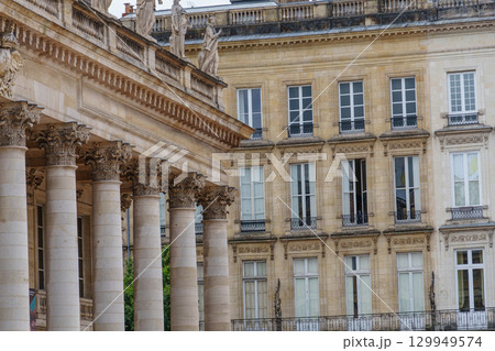 the city of Bordeaux at the garonne river in france 129949574