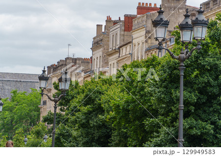 the city of Bordeaux at the garonne river in france 129949583