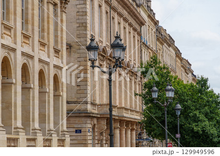 the city of Bordeaux at the garonne river in france 129949596