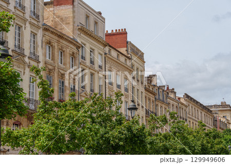 the city of Bordeaux at the garonne river in france the city of Bordeaux at the garonne river in france 129949606