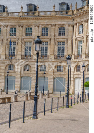 the city of Bordeaux at the garonne river in france 129949609