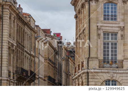 the city of Bordeaux at the garonne river in france the city of Bordeaux at the garonne river in france 129949625