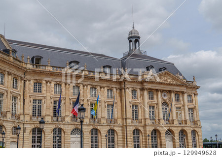 the city of Bordeaux at the garonne river in france the city of Bordeaux at the garonne river in france 129949628