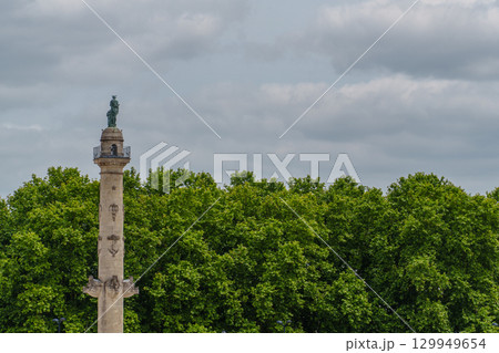 the city of Bordeaux at the garonne river in france 129949654
