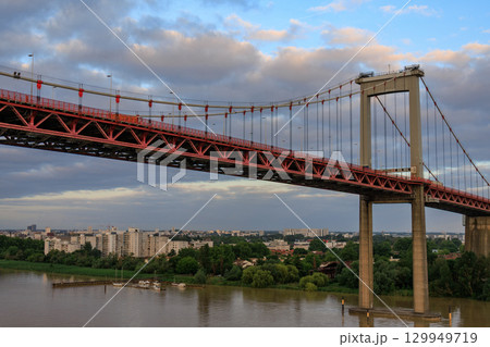 the city of Bordeaux at the garonne river in france 129949719