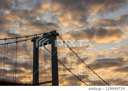the city of Bordeaux at the garonne river in france 129949724