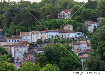 the city of Bordeaux at the garonne river in france 129949725