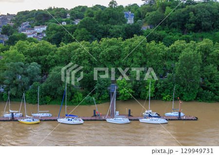 the city of Bordeaux at the garonne river in france 129949731