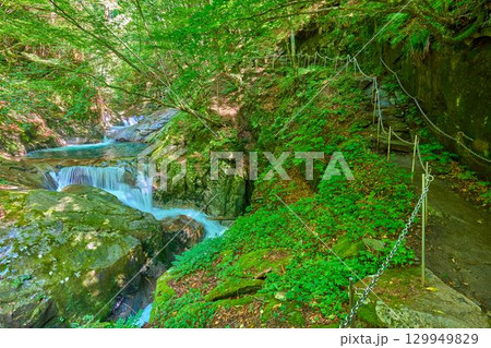 山梨県山梨市 西沢渓谷の滝見台から三重の滝を見る 129949829