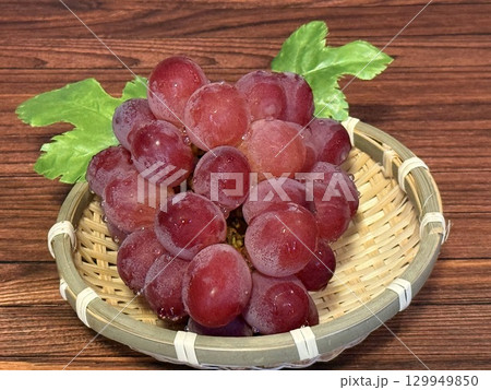 赤いシャインマスカット 129949850