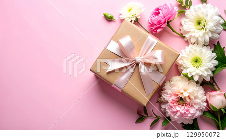 ピンクの背景にギフトボックスと花束 129950072
