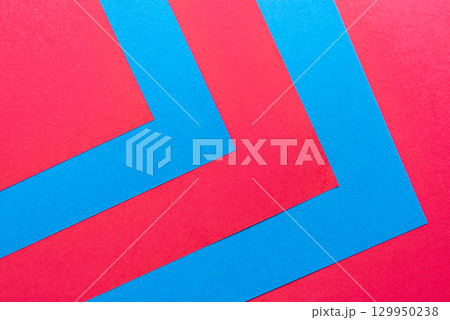 重なる青色と赤色の画用紙 129950238