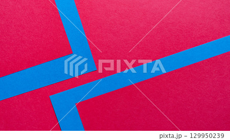 重なる青色と赤色の画用紙 129950239