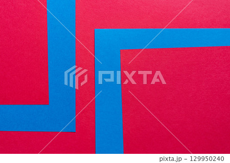 重なる青色と赤色の画用紙 129950240