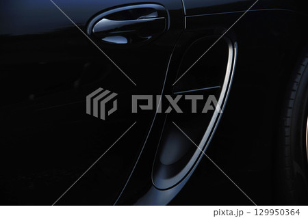 黒いスポーツカーのサイドインテーク 129950364