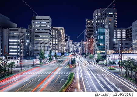 名古屋市、栄のセントラルブリッジから眺める桜通と名古屋のビル群の夜景 名古屋市、栄のセントラルブリッジから眺める桜通と名古屋のビル群の夜景 129950563