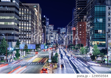 名古屋市、栄のセントラルブリッジから眺める桜通と名古屋のビル群の夜景 129950564