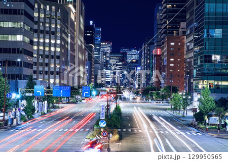 名古屋市、栄のセントラルブリッジから眺める桜通と名古屋のビル群の夜景 129950565