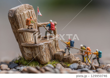 巨大な木の椅子でロッククライミング（ジオラマ） 129950746