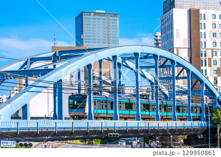 日本の東京都市景観 京浜東北・根岸線（先頭車両）などを望む。奥にベースゲート横浜関内タワー 129950861