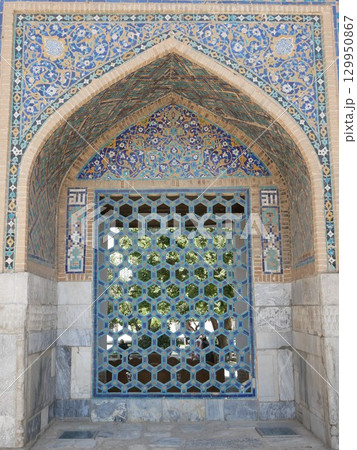 ティラカリ・メドレセの窓（ウズベキスタン：サマルカンド） 129950867