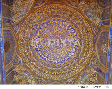 ティラカリ・メドレセの天井(ウズベキスタン:サマルカンド) ティラカリ・メドレセの天井(ウズベキスタン:サマルカンド) 129950870