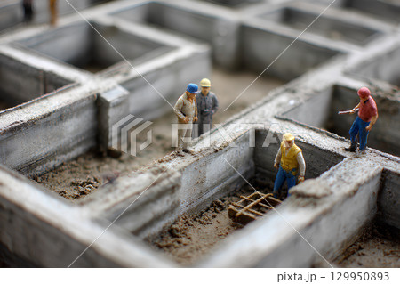 住宅建設用の打設コンクリート基礎(ジオラマ) 住宅建設用の打設コンクリート基礎(ジオラマ) 129950893